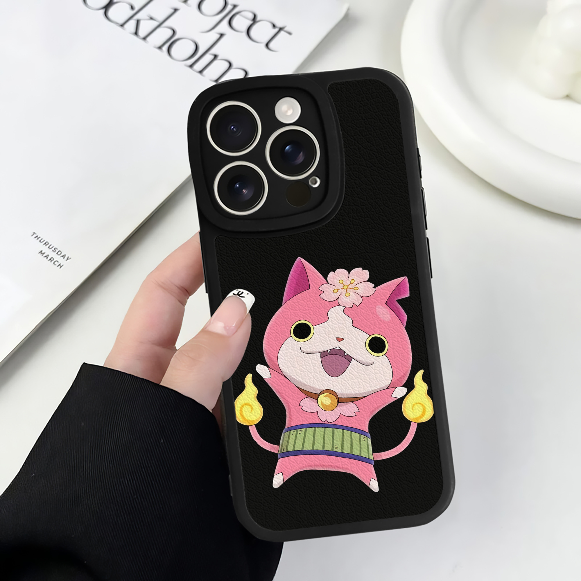 （画像用） 妖怪ウォッチ Yo-kai Watch 【iPhone 16シリーズ対応】シリコンスマホケース（レザー調） 材質：シリコン
